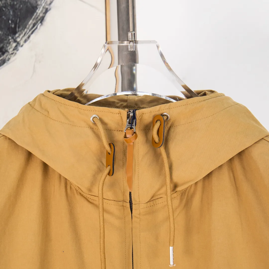 P340 zp version [exclusive supply] - Ralph Lauren/Ralph Lauren solid color logo embroidered cotton soft shell fabric hooded assault jacket - the face is the same as the original version 32 high count plain super soft carbon grinding ✅ - brand POLO three zippers, customized back collar webbing, dark and light two-color oil edge leather strips ✅ - Ralph Lauren/Ralph Lauren classic men's and women's same style pilot zipper hooded jacket assault jacket, casually wear it with an elegant and fashionable style, with a retro relaxed feel The hood and zipper elements add to the casual casualness. The paper man effect on the upper body can be perfectly controlled whether it is sports style or casual style. ✅ Color: Navy Khaki Size: S M L XL Number: WW10752